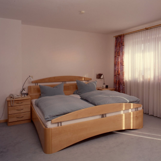 Massivholz Doppelbett – Schreinerei Bayer
