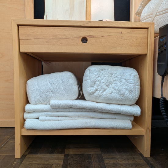 RELAX Nachtkästchen aus Zirbe – Schreinerei Bayer