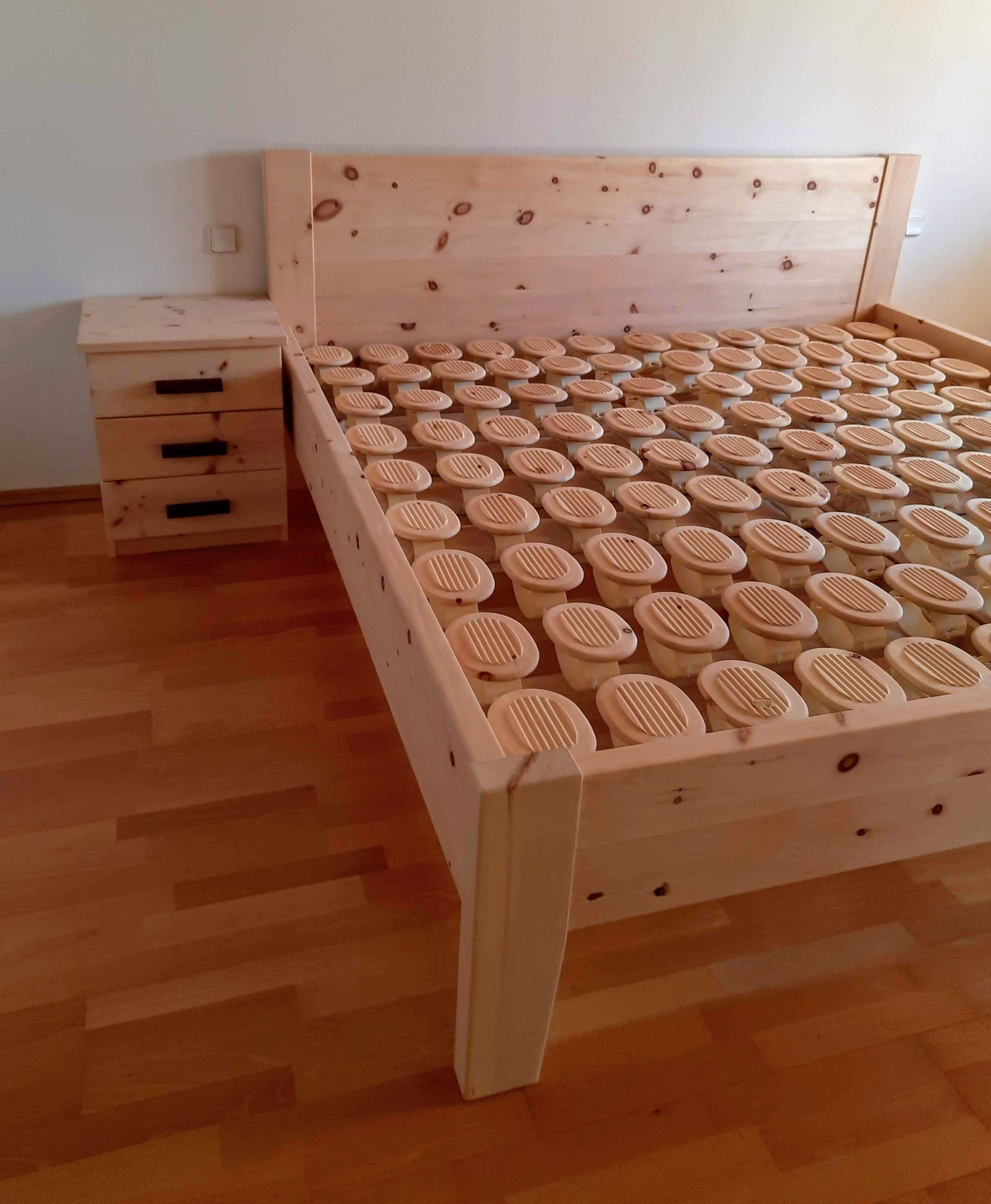 Doppelbett aus Zirbe - Schreinerei Bayer